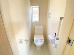 温水洗浄機能付き。小窓も付いているので、空気の入れ換えも楽々