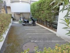 敷地内に駐輪場有（空き状況要確認）