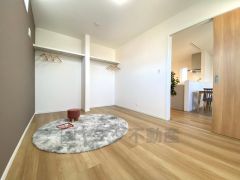 お気に入りの服を並べて魅せる収納を