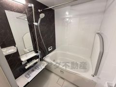 落ち着いたダークトーンのパネルが、一日の疲れを癒すバスタイムを贅沢に演出します。