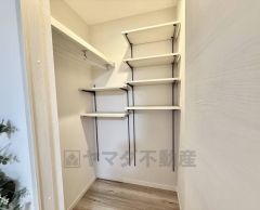 1階収納は扉があり、生活感が出にくい仕様となっております