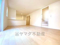 自然とコミュニケーションが生まれるリビングイン階段を採用。帰宅時、外出時の自然なコミュニケーションを育みます