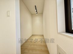 キッチン裏の収納はパントリーとして