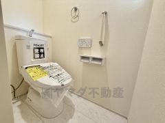 清潔感のあるお手洗いには、便利な温水洗浄便座を完備窓が付いているため、自然光を取り入れながらしっかり換気が行えます。