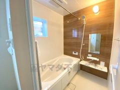 換気乾燥機付きの浴室は、雨の日でも洗濯物が干せるので便利。梅雨の時期でもこれで安心