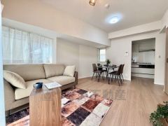 木目調のフローリングが温かみを感じさせるリビング