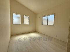 柔らかく陽の光が入る洋室