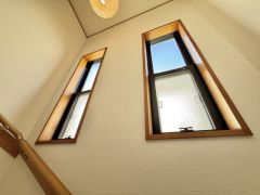 階段に大きな窓があるため明るいです