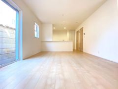 明るく、優しく光の入るリビングは家族の団らんにふさわしい空間
