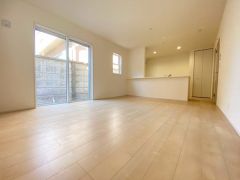 奥行きのあるリビングは、家具の配置がしやすく使い勝手が非常に良いです。