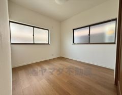 2面採光を確保した、風通しの良い明るい洋室