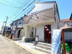 光輝なる邸宅、贅沢な光りが空間を装い、家族をつなぐ家