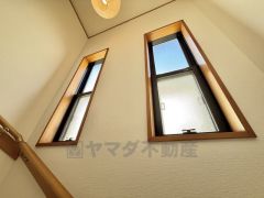 階段に大きな窓があるため明るいです