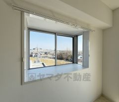 窓枠が額縁のように外の景色を切り取り、四季の移ろいを室内から楽しめます。カウンター部分にはお気に入りの小物を飾ったり、観葉植物を並べたりして、自分好みの空間作りを楽しめる、使い勝手の良い間取りです。