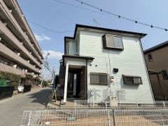 近隣は落ち着いた住宅街となっており、前面道路は交通量が少なくお子様との歩行も安心です