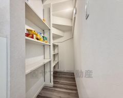 キッチン奥には便利なパントリー