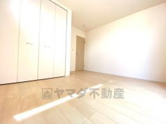 「今日も一日お疲れ様」とご夫婦でゆったりくつろげる寝室。毎日の家事、お仕事に疲れた日はフカフカのベットで癒されませんか