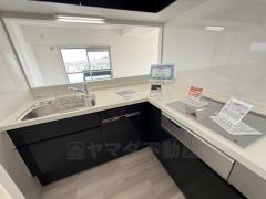 ブラックのパネルが空間を引き締める、スタイリッシュな対面式キッチンです。