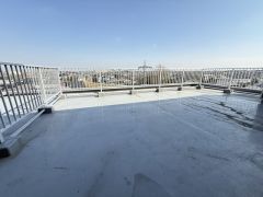 約40㎡の圧倒的な広さを誇るルーフバルコニーは、まさに第二のリビングです。パラソルとテーブルを置いてランチを楽しんだり、お子様のプール遊びをしたりと使い方は自由自在。視界を遮るもののない眺望も自慢です