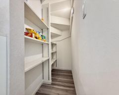 キッチン奥には便利なパントリー