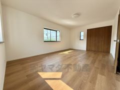 家具の配置がしやすい長方形の間取りの洋室です。ベッドや学習机を置いてもゆとりがあるため、お子様の成長に合わせてレイアウトを自由に変更できます。リフォーム済みの綺麗な室内で、毎日を心地よく過ごせます