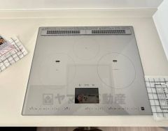 お手入れがしやすい三口コンロを採用しており、複数の料理を同時に進められます。