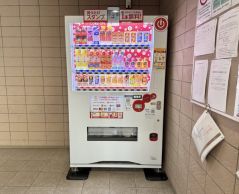 エントランスに自動販売機あり
