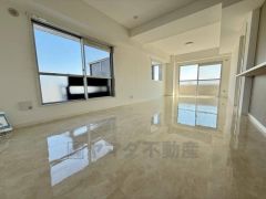 光沢のあるフロアが窓からの光を反射し、お部屋全体を明るく演出しています。