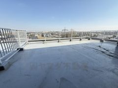 約40㎡の圧倒的な広さを誇るルーフバルコニーは、まさに第二のリビングです。パラソルとテーブルを置いてランチを楽しんだり、お子様のプール遊びをしたりと使い方は自由自在。視界を遮るもののない眺望も自慢です