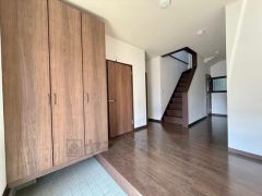 天井も広く開放感のある玄関