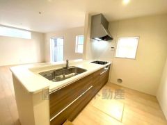 対面式キッチンですので、お食事の準備をしながらご家族との会話を楽しめます。リビングで遊んでるお子様を見守りながらお料理ができるキッチンです