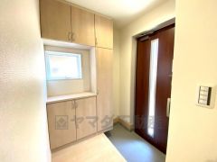 玄関からは光だけではなく心地よい風も舞い込みます