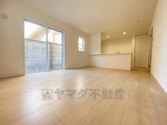 奥行きのあるリビングは、家具の配置がしやすく使い勝手が非常に良いです。